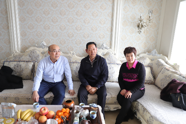 老干部家中,许小宁书记代表新一届局领导班子向老干部们表示亲切慰问